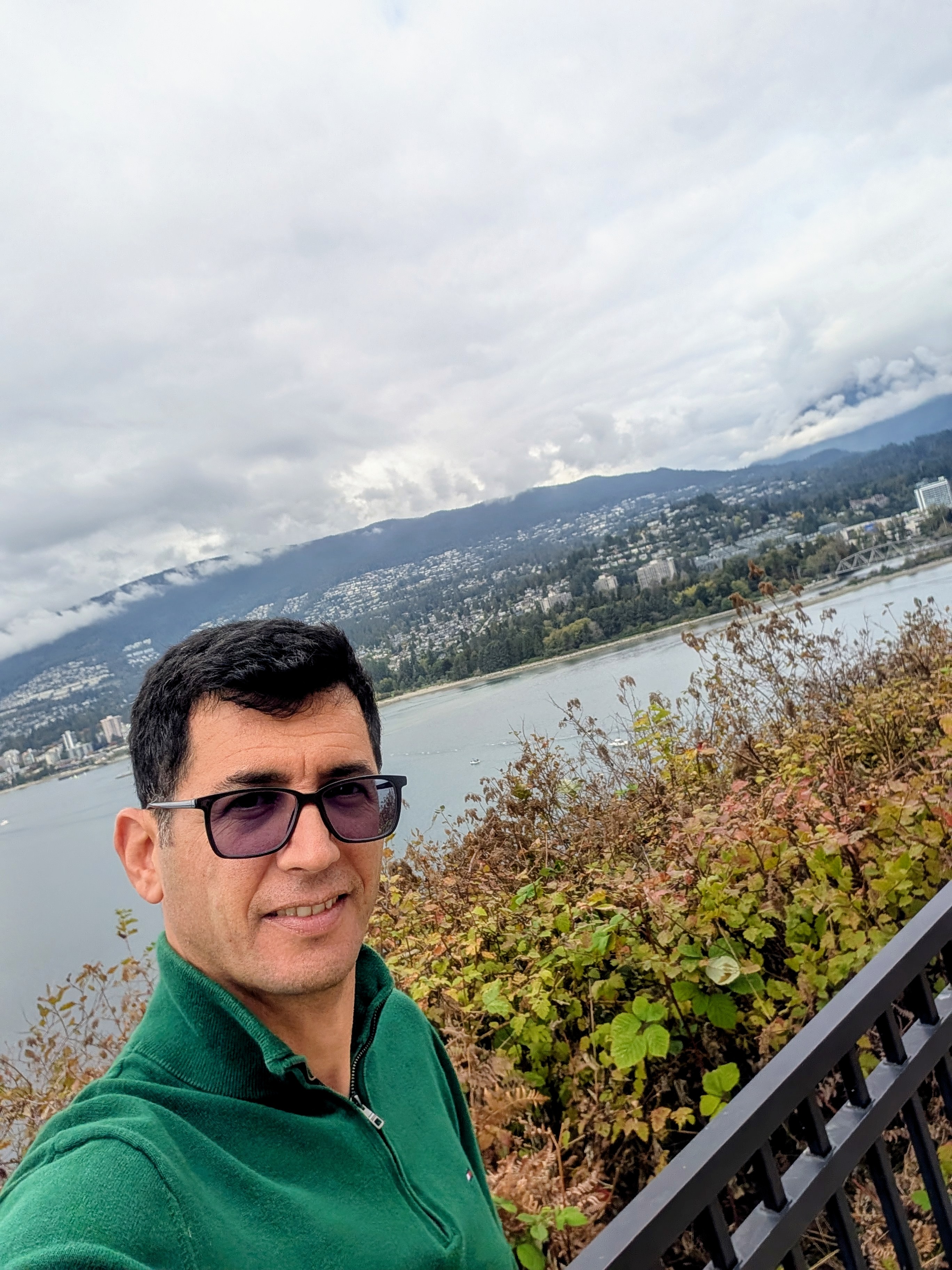 Dr. Abdi Ghasemi - Professional headshot